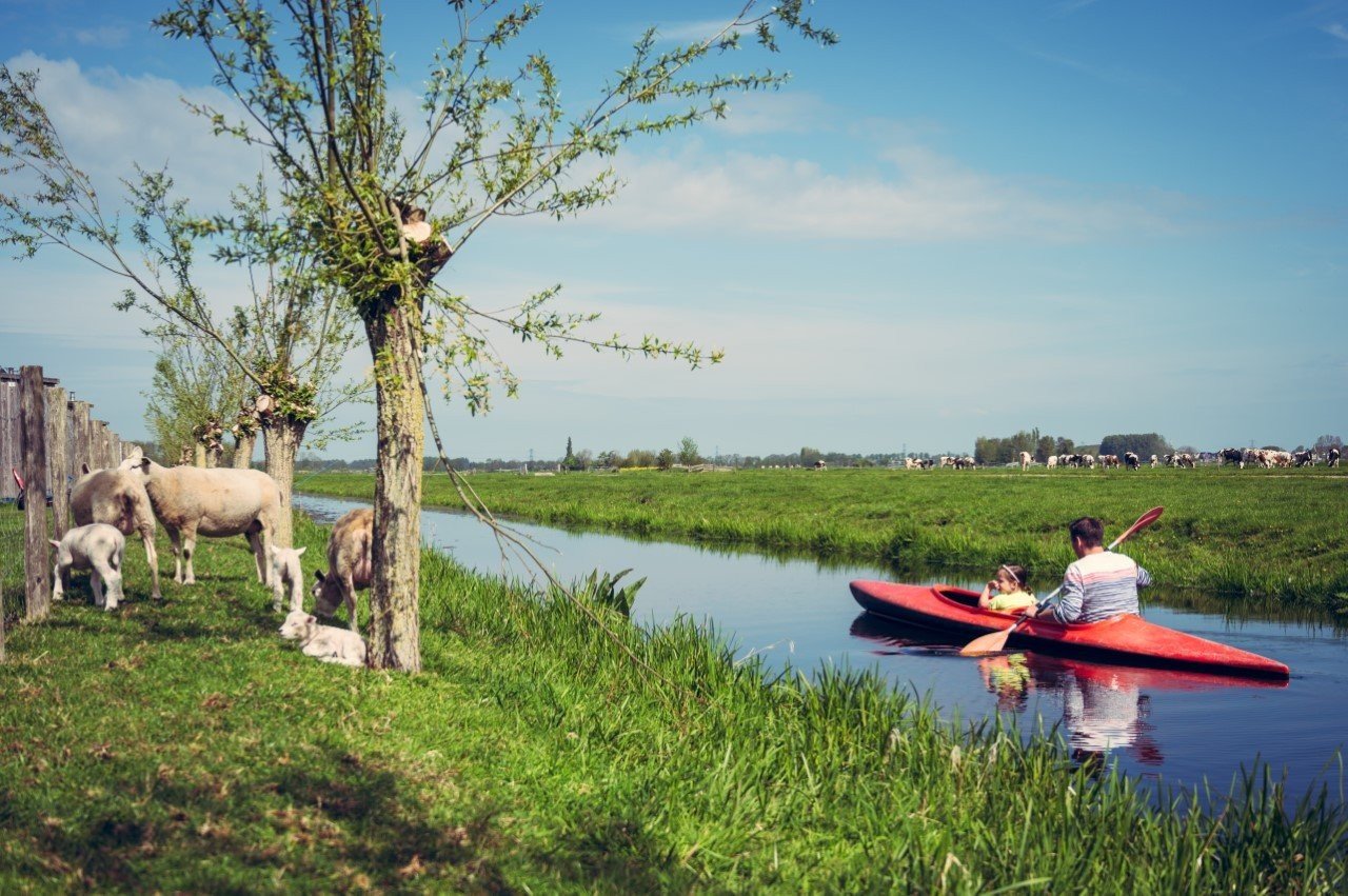 Kanoën in de polder bij de boerderij