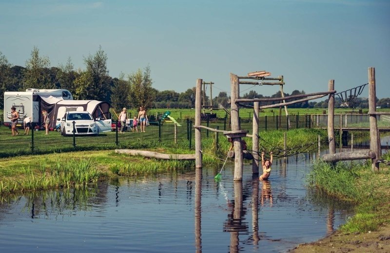 Spelen in waterpretweide op boerderijcamping in zuid holland