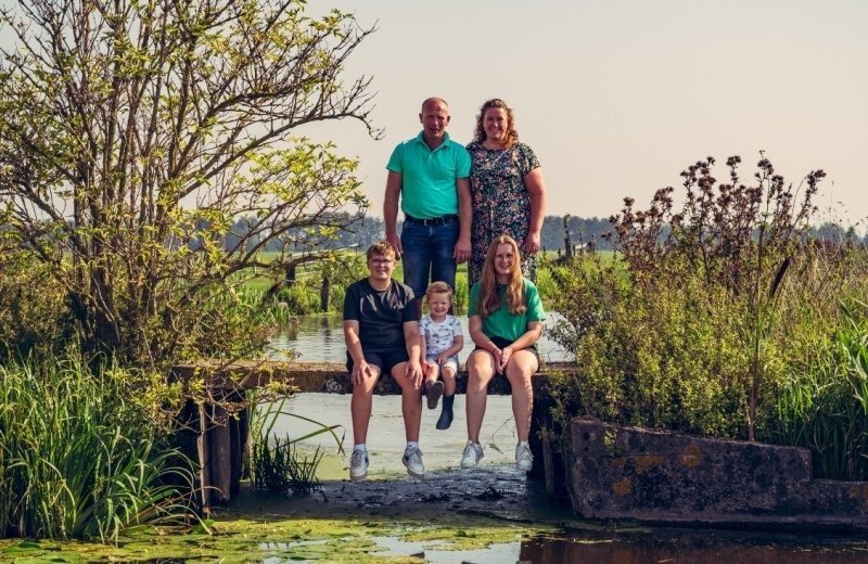 Boer en boerin op de boerderij Stolkse Weide